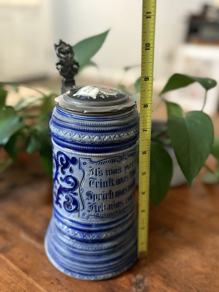 Antigua piedra de cerveza alemana con tapa Foto 3 de 4