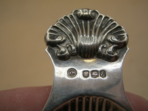 Cucchiaio da tè vintage Sheffield in argento sterling conchiglia di capesante - Foto 2 di 5