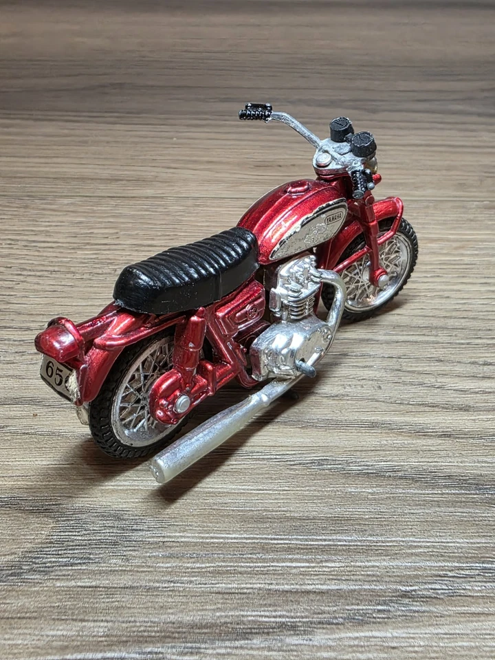 MOTO FUNDIDA A PRESIÓN YAMAHA VINTAGE AÑOS 70 ROJA CON DETALLES CROMADOS - LN Foto 3 de 4