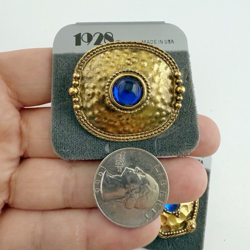 Set orecchini clip spilla tono oro martellato pietra lucite blu 1928 vintage - Foto 3 di 5