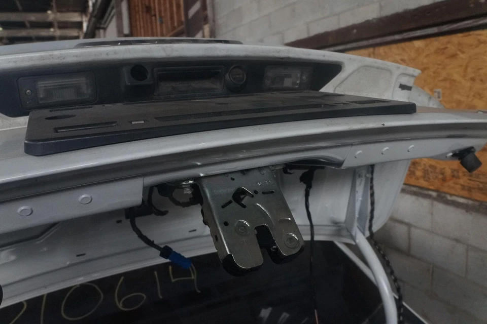 Rear Trunk Deck Lid Assembly Glacier White 4H0827023B OEM Audi A8 11-14 S8 13-14 Foto 4 de 4