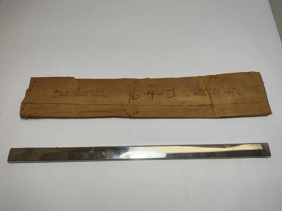 Chrysler Newport 300 1961 panel de carrocería trasero inferior moldura central 2275012 nuevo en stock Foto 3 de 4