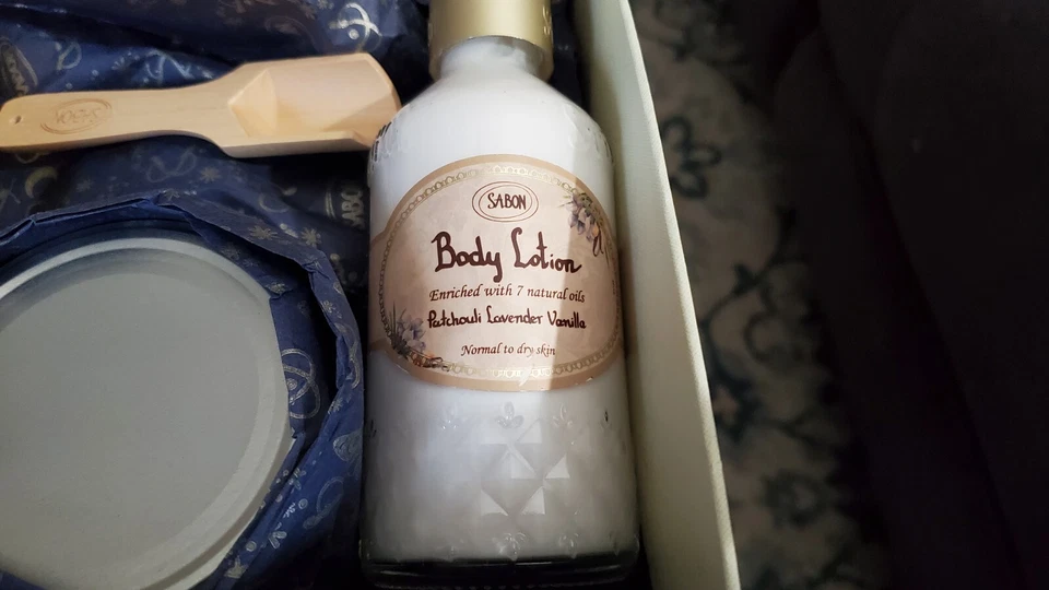 Novo na caixa - Kit Sabon Body Ritual - (3) peças Kit óleo de banho, esfoliante corporal e loção corporal - Imagem 3 de 4