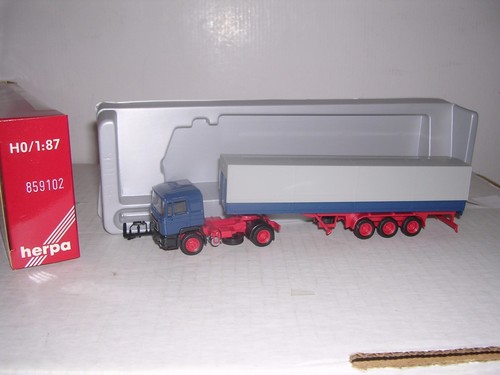 HERPA #859102 cabina de hombre con remolque cubierto de tres ejes "azul y gris" escala H.O. 1/87 | Zustand: New