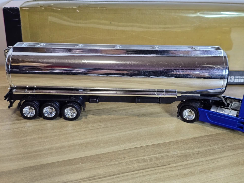 Camión cisterna NewRay Mercedes-Benz ACTROS 1857 escala 1:43 azul/plateado camión de larga distancia Foto 3 de 4