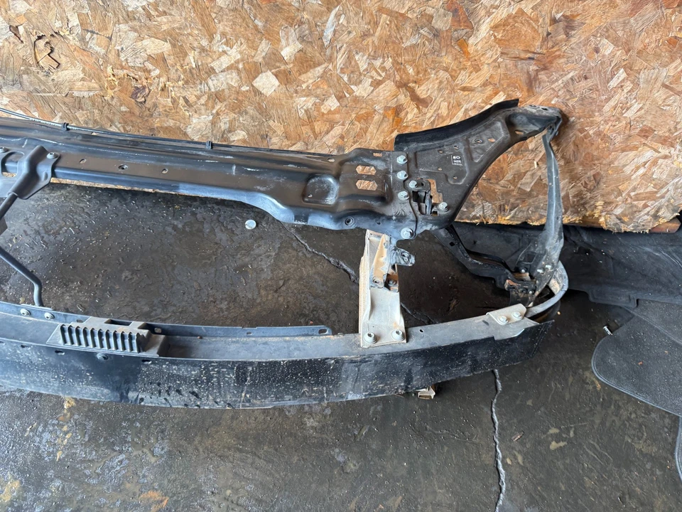 SOPORTE DELANTERO RADIADOR SOPORTE FARO SUPERIOR MERCEDES BENZ E550 E350 OEM 14-17 Foto 2 de 4