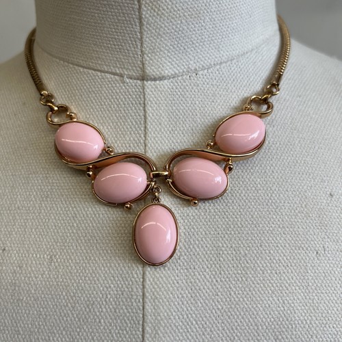 Vintage Signed TRIFARI Gold Tone Pink Lucite Cabochon Necklace❤️ - Picture 4 of 9