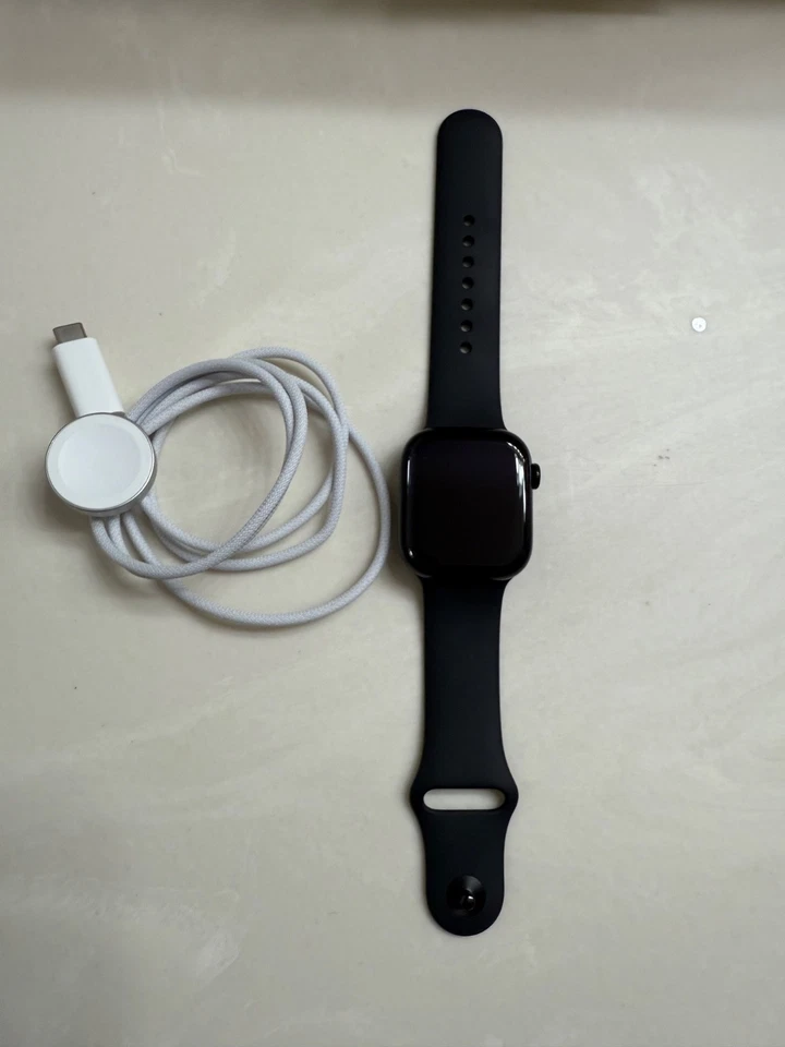 Apple Watch Series 10 (GPS+Celular) 42 mm Estuche de aluminio con correa deportiva negra Foto 4 de 4