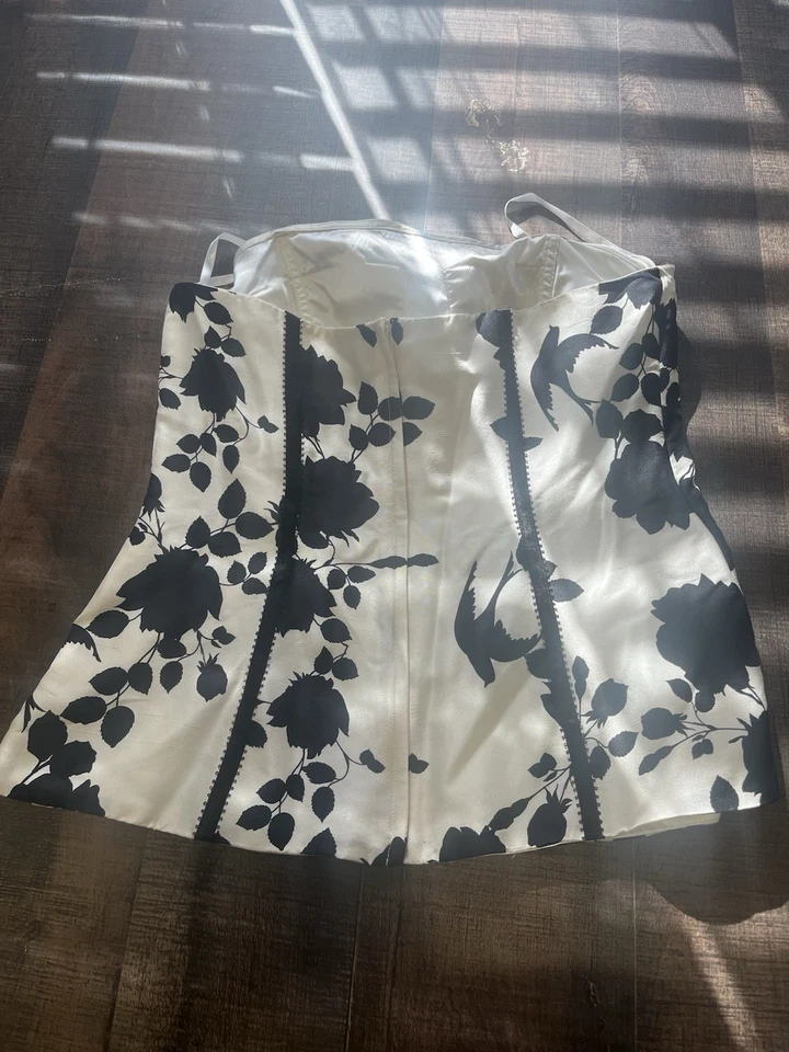 Top sin tirantes Casa Blanca Mercado Negro con estampado floral blanco y negro Talla 4 Foto 2 de 3