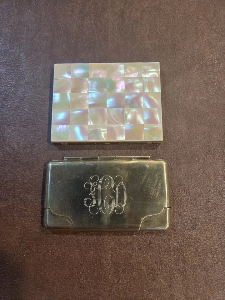 Estuches de cigarrillos vintage de latón madreperla también un CHAS. Estuche T KENNEDY. Foto 3 de 4