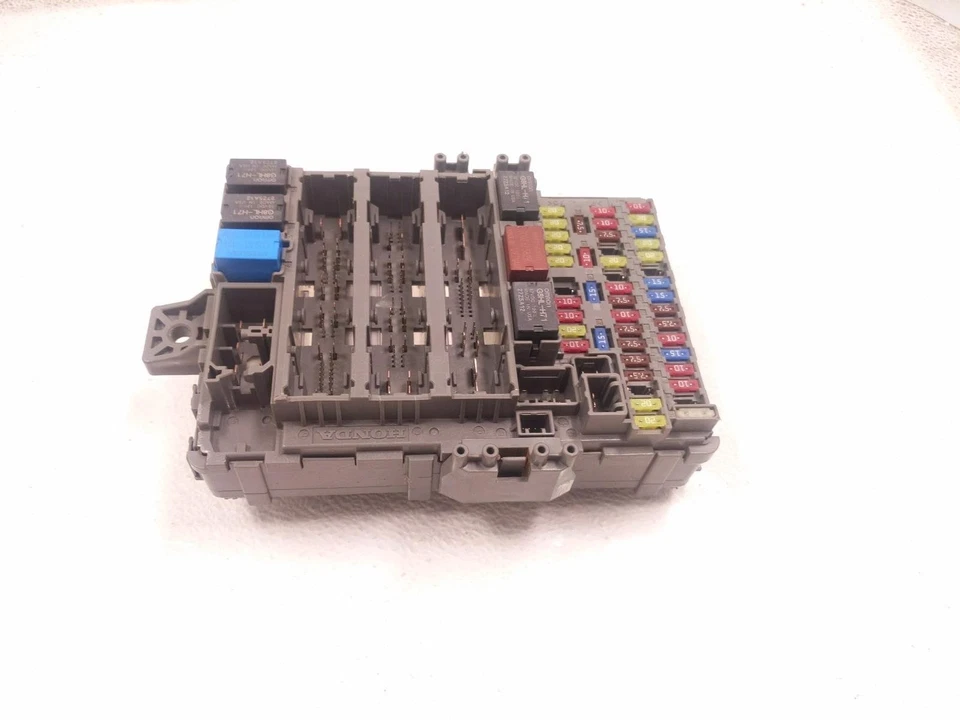 Коробка предохранителей для кабины водителя Honda Cr-V 2015-2016 годов выпуска * - есть несколько сломанных фиксаторов - Изображение 3 из 4