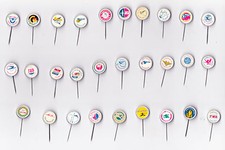 Vintage Kunststoff FLUGGESELLSCHAFT Pin Anstecker 60er Jahre von Berentzen Maastricht