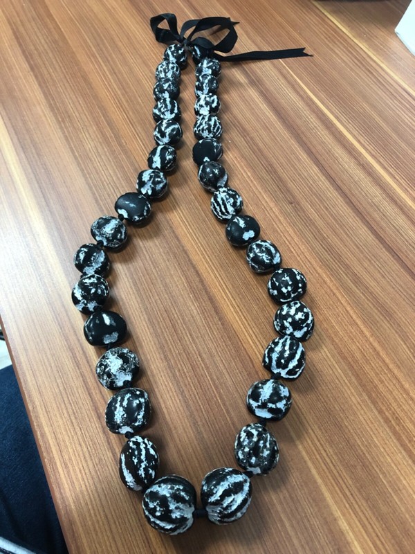 Black &White Marbled Hwaiian Polynesian Lei Necklace KUKUI nut seed bead