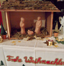 Krippenfiguren aus Ton, Stall aus Eigenbau ca. 20x26x40 cm Holz