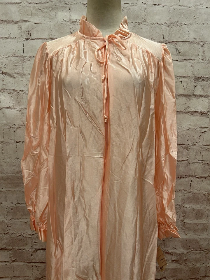 Bata de colección años 70 SEARS At Home Wear rosa brillante satinado cremallera frontal Mumu cuello alto Foto 2 de 4