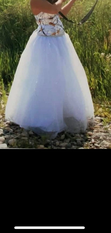 Vestido de boda o graduación camuflaje nieve árbol real Foto 2 de 4