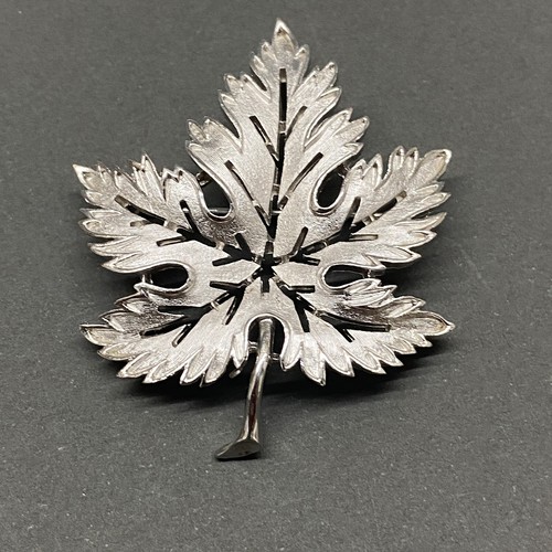 Vintage Trifari Brushed Silver Tone Maple Leaf Brooch Pin Open Work Figural 2" - Picture 5 of 10