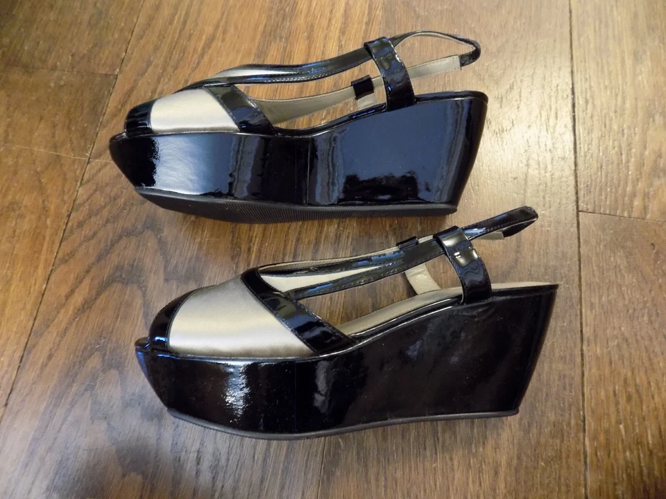 Max Studio 香槟缎黑色专利 1.5 英寸厚底 3 英寸高跟鞋凉鞋 7.5 二手状况完好 — 第 2/4 张图片