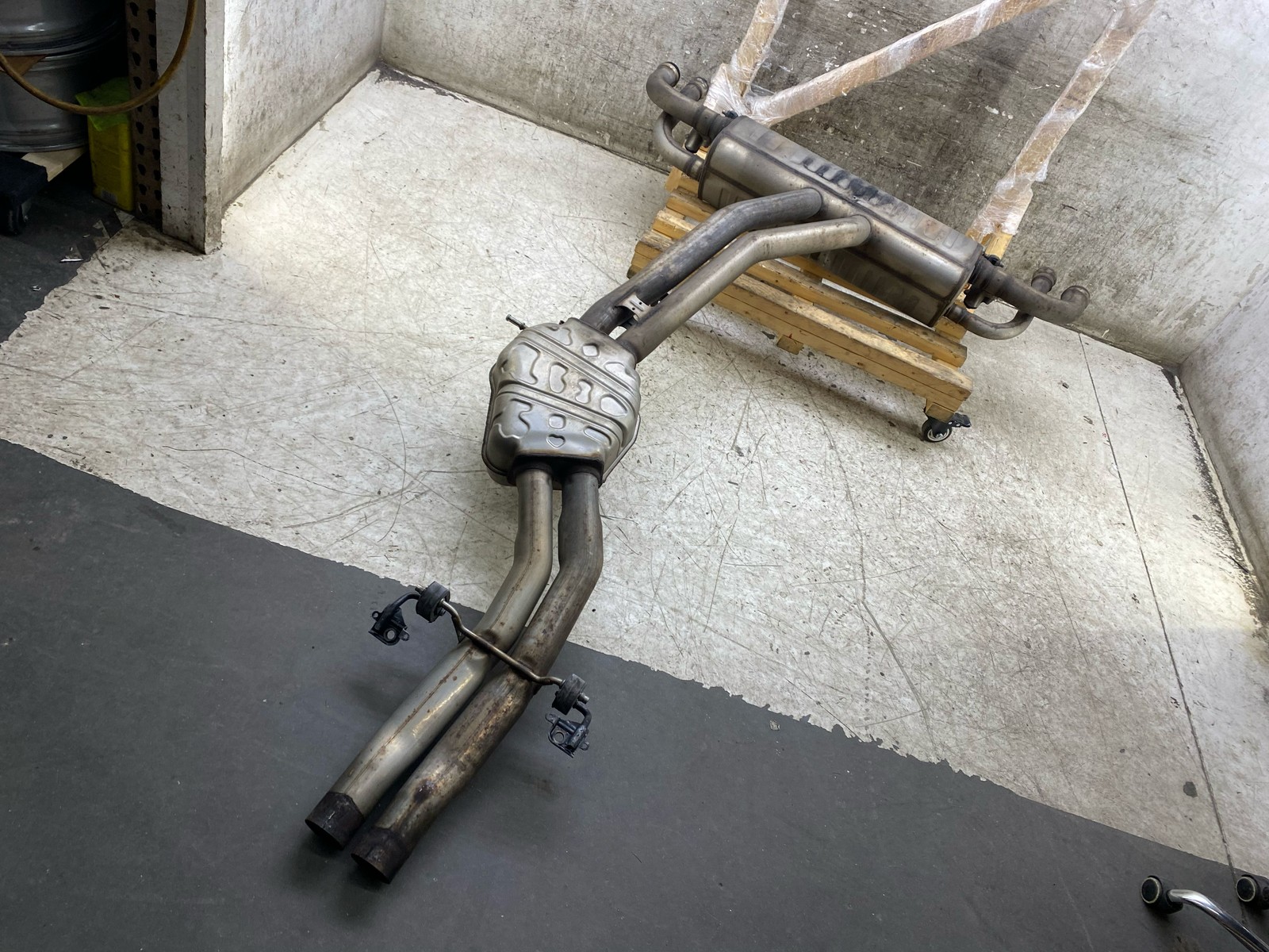 2016-2020 BENTLEY BENTAYGA 6.0L W12 REAR CENTER MUFFLER EXHAUST PIPE 36A253611A