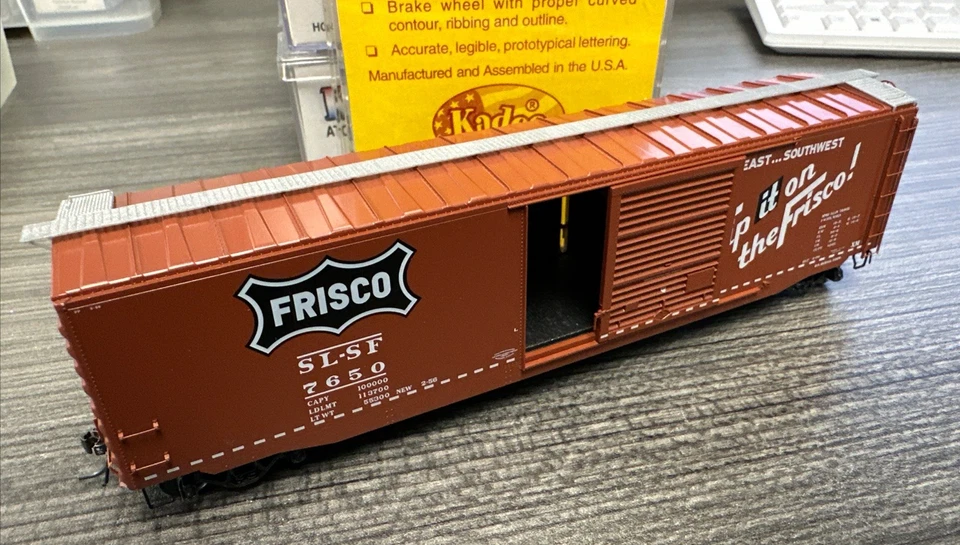 Kadee Cars escala HO #6012 50’ PS-1 Boxcar SLSF #7650 NUEVO EN CAJA Foto 3 de 3