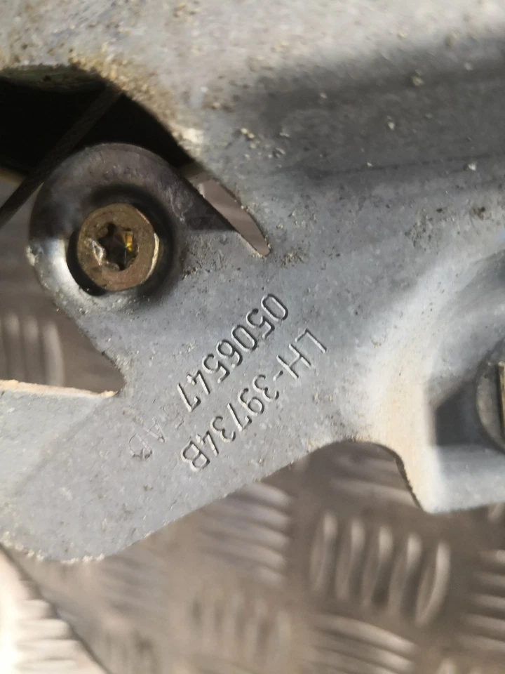 CHRYSLER 300 C LX Front Left Door Window Regulator Lifter 05065475ad - Image 4 of 4