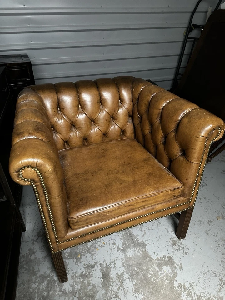Silla Club Kittinger Estilo Chesterfield Cuero Mechonado - Borde Cabeza de Clavo Vintage Foto 2 de 4