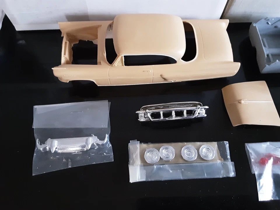 R&R VACUUM CRAFT 1954 LINCOLN HARDTOP RESIN MODEL CAR PARTS KIT - Image 2 of 4