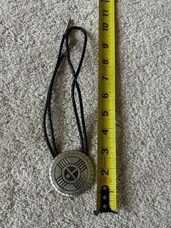 VINTAGE BEAUTIFULL TIN BOLO TIE IL32