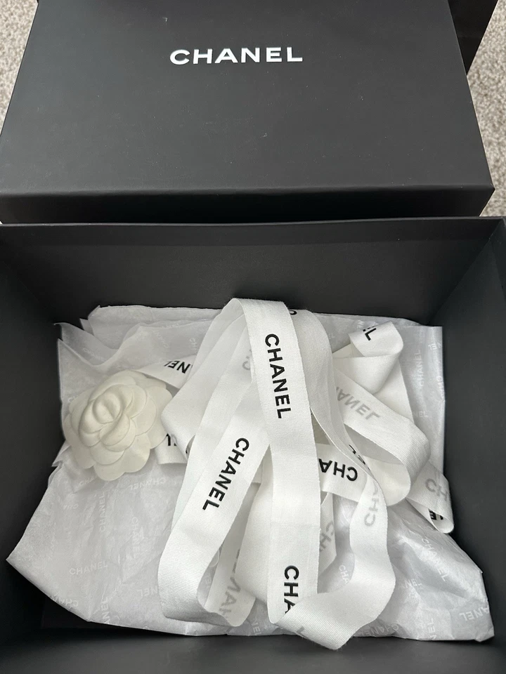 Подарочный набор Chanel в коробке. Хорошо подходит для маленькой сумки. См. фото для размера.идеальное состояние товара - Изображение 2 из 4