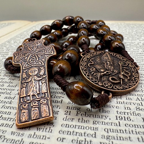 Saint Patrick's Celtic Pilgrimage Carndonagh Rosenkranz in Ahorn und Bronze - Bild 14 von 17