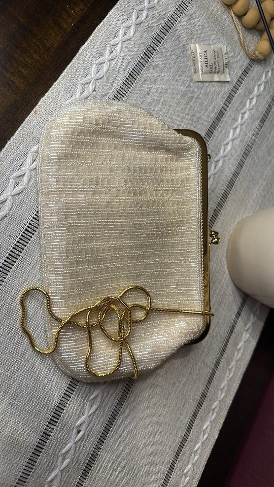 Bolso sin asas vintage Lord & Taylor con cuentas crema con correa dorada Foto 2 de 4