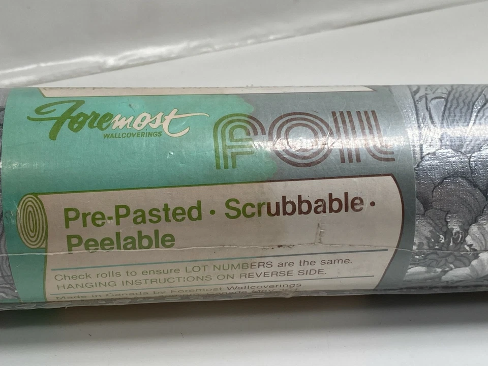 Revestimientos de pared vintage Foremost papel aluminio preparado fregable 70 pies cuadrados plata floral Foto 2 de 4
