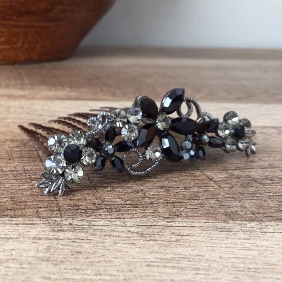 Peine de pelo vintage de metal floral con diamantes de imitación Foto 4 de 4