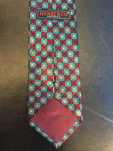 Cravatta vintage Henry & Co. blu nera rossa gialla a quadri geometrica USA anni 90 - Foto 7 di 7
