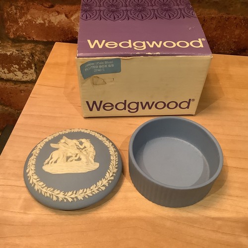Wedgwood blue Jasper ware Fluted Candy Trinket box 9 cm In Original boxed - Picture 2 of 3