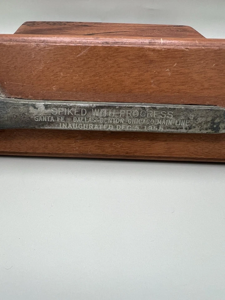 FERROVIA COMEMORATIVA SANTA FE SPIKE DALLAS DENTON CHICAGO LINHA PRINCIPAL 1955 - Imagem 4 de 4