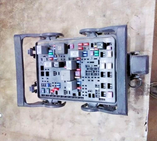 2015-2019 GMC Sierra 2500 3500 Pickup Engine Fuse Box Assembly ID 84303174 OEM Foto 4 de 4