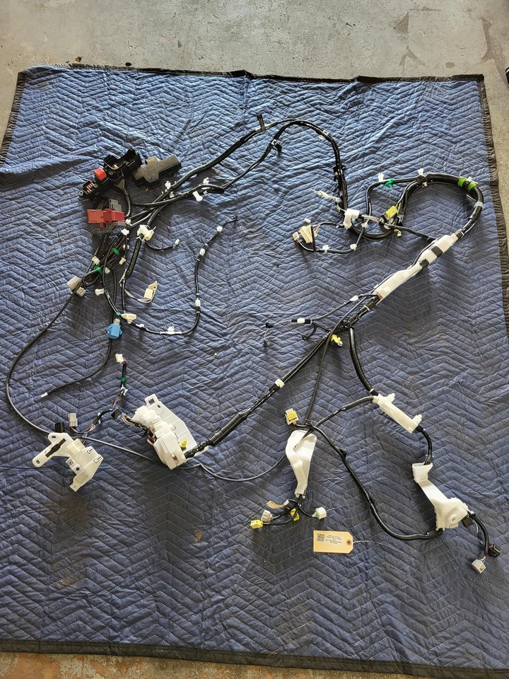 Arnés de cableado de piso de carrocería derecha Toyota Venza 2021 2,5 L usado OEM 821614DN30 21-22 Foto 2 de 4