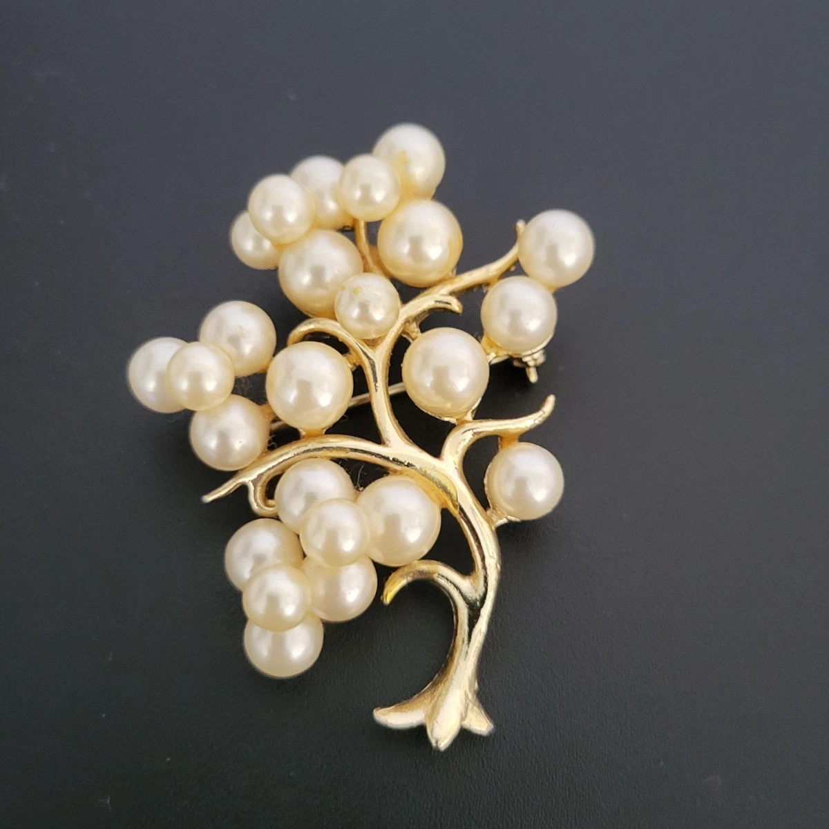 Faux 2024 pearl brooch