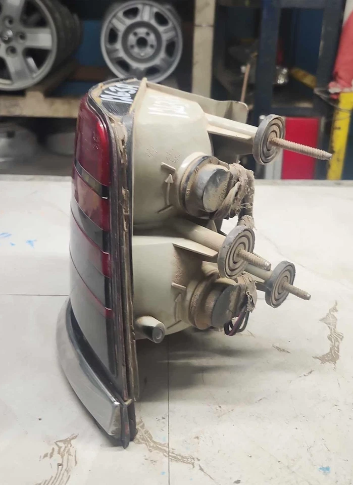 CHRYSLER LEBARON 1987-1995 LUZ TRASERA PASAJERO DERECHO LÁMPARA EXTERIOR CROMO MOLDEADO Foto 3 de 4