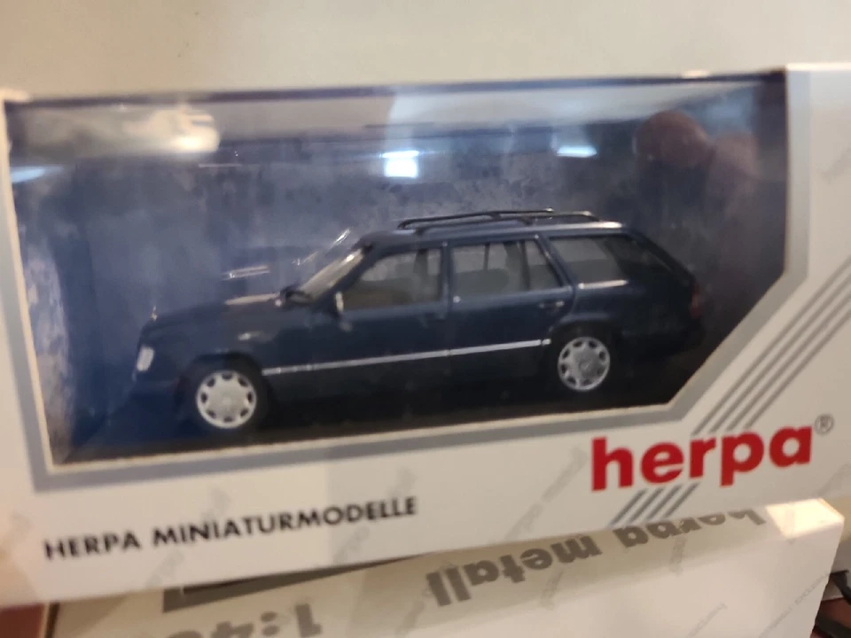 mercedes benz E 320 T limousine break 1/43 bleu metal 1/43 HERPA . - Photo 2/4