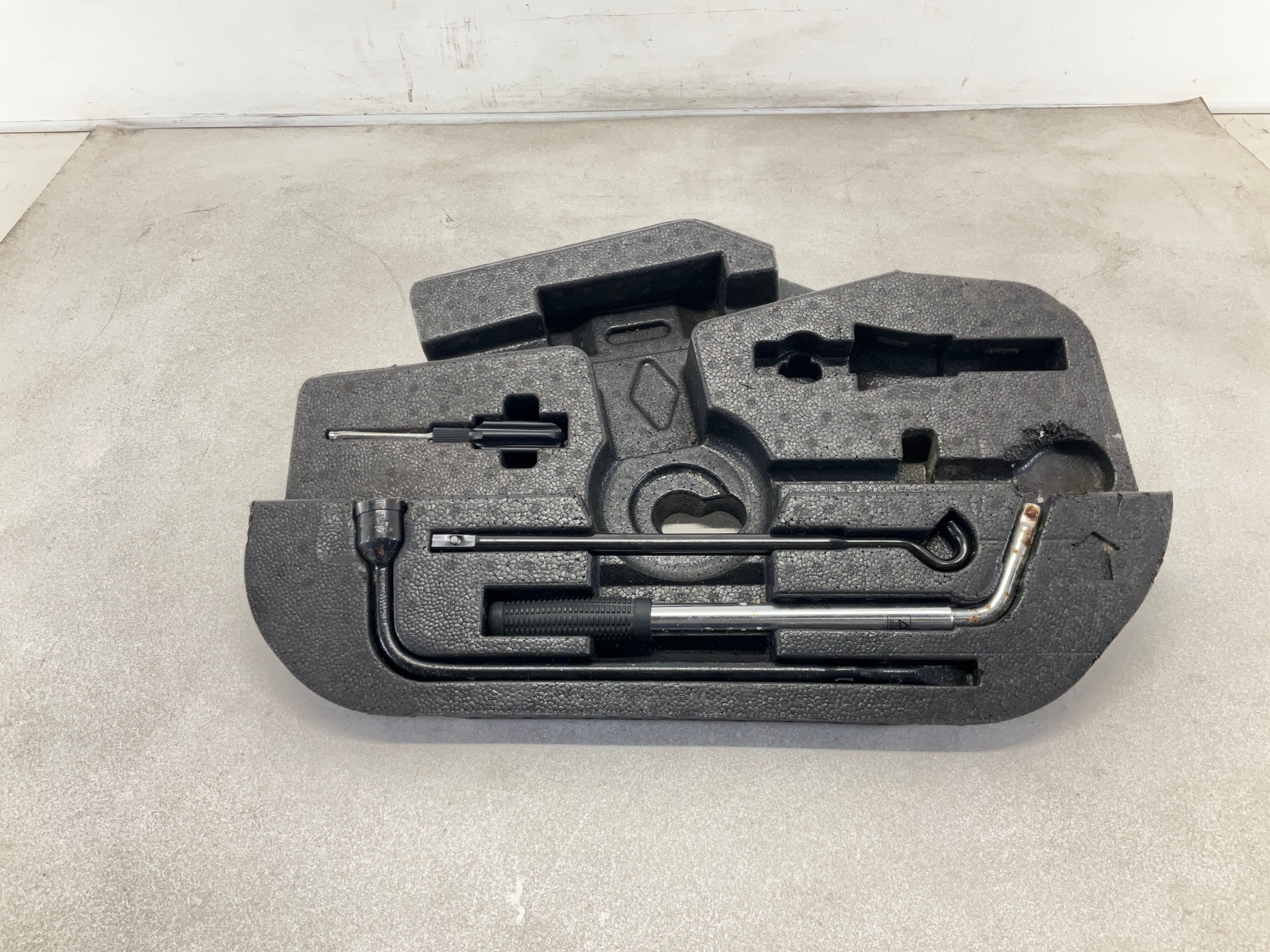 17-20 MASERATI Levante Spare Tire Lift Jack Tools W/ Foam Compartment Carrier CM