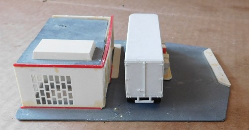 Scenery Tyco Red Semi-truck & Van ~ SANTA FE ~ one rough Gas-station - HO - Picture 5 of 5