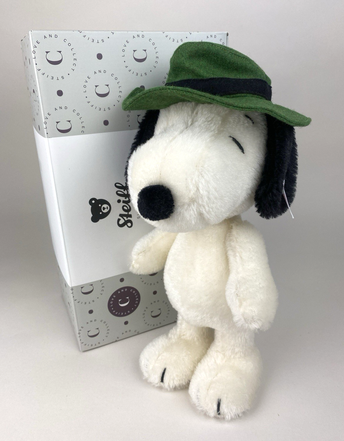Steiff 2024 ""Snoopy Beagle Scout"" 50th Anniversary L.ED.  EAN:356063 - RRP £399