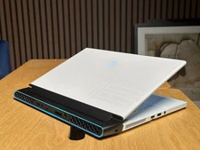 Alienware M15 R4 (Core i7-10870H 2.2GHz, RTX 3080, OLED, 512GB SSD, 32GB RAM)