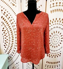NWT’s Fun 2 Fun Burnt Orange 3/4 Sleeve Blouse With Whjte Raindrop Pattern Sz S