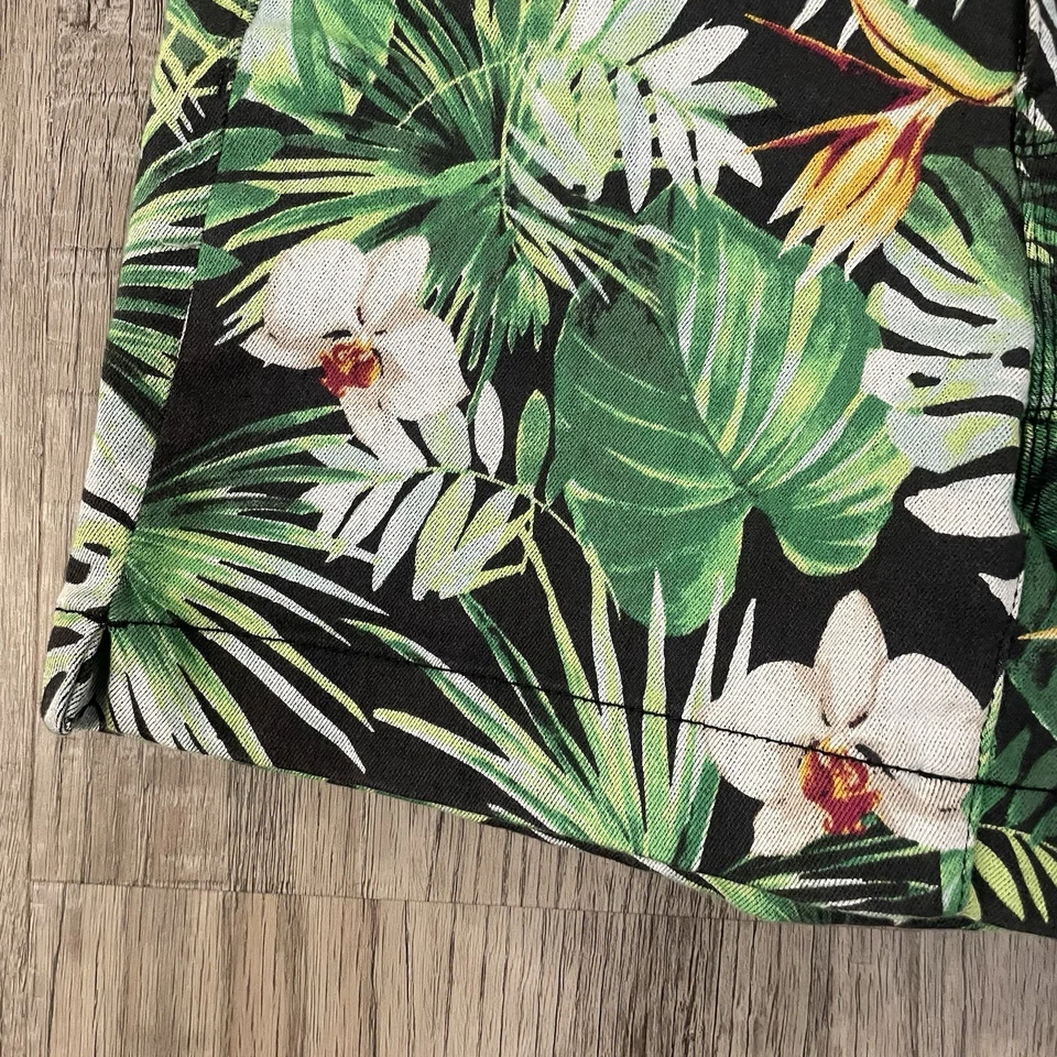 Pantalones Cortos de Jean Denim Estampado Tropical WHBM White House Black Market The 5” Short Talla 2 Foto 2 de 4