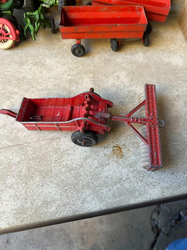 Lote de brinquedos agrícolas vintage de metal fundido Hubley da década de 1950 – Tratores e implementos EUA - Imagem 2 de 4