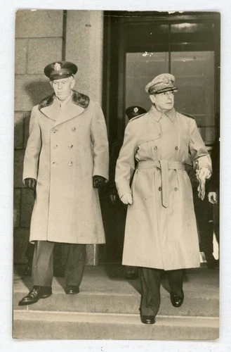 #26 OLD WW2 MILITARY PHOTO GENERAL  DOUGLAS  MACARTHUR & MARSHALL  1946 SNAPSHOT