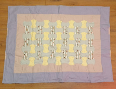 handgefertigte Babybettdecke in hellblau, beige Flanell